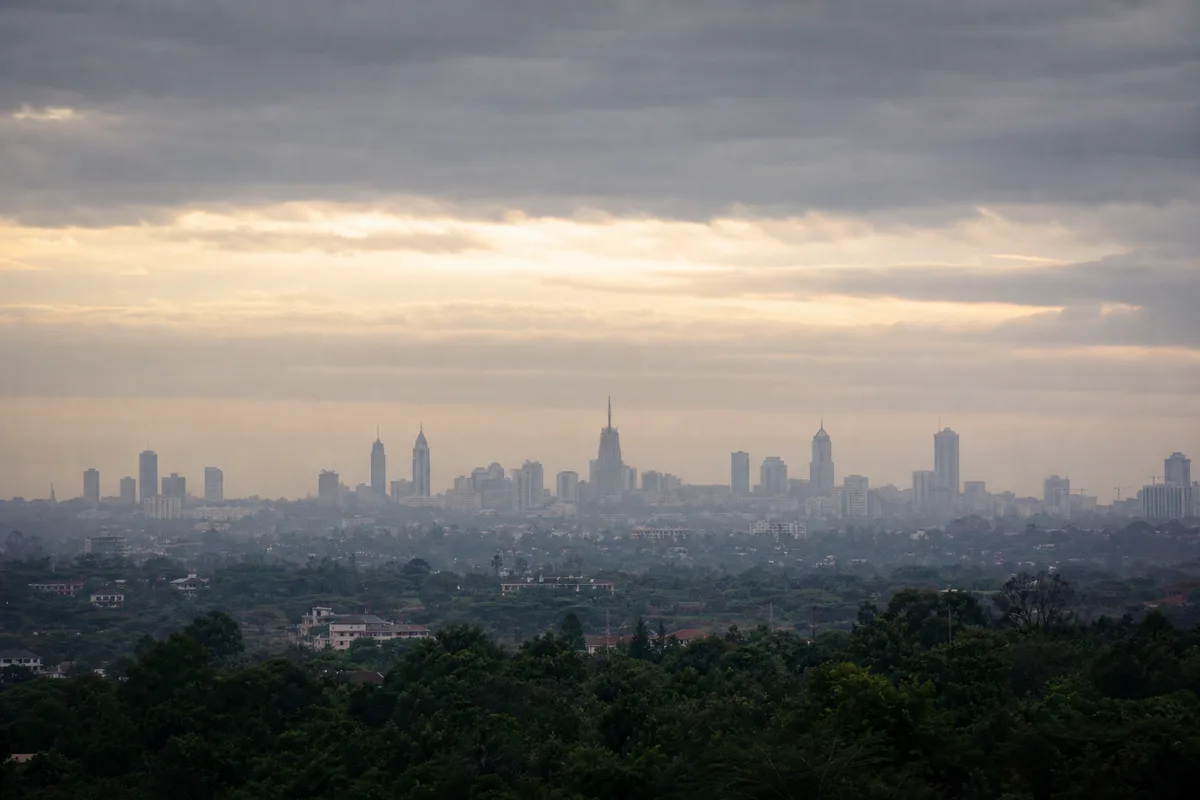 Skyline de Nairobi sous des nuages bas en fin de journée, lumière diffuse sur les tours