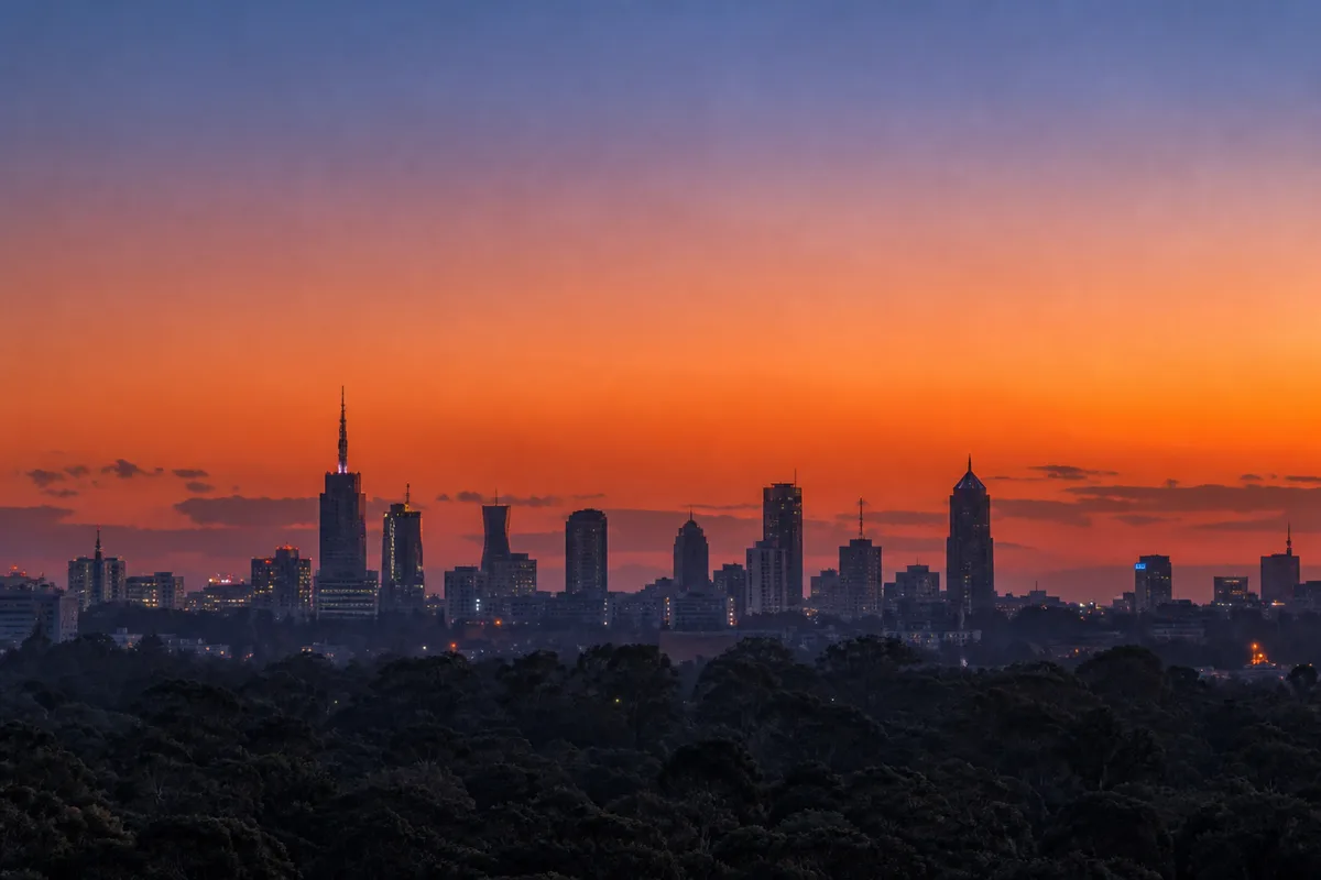 Skyline de Nairobi au crépuscule sous une lumière orangée d&rsquo;Afrique de l&rsquo;Est